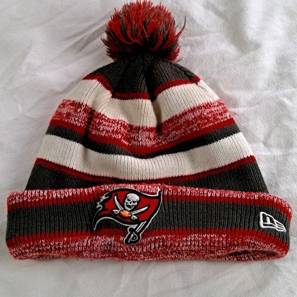 New Era Tampa Bay Buccaneers On-Field Sideline Knit Pom Beanie/Winter Hat OS NFL